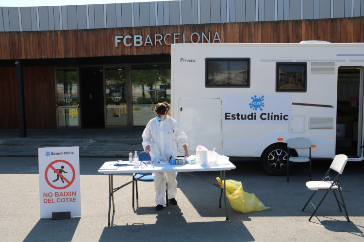 A worker at the Covid-19 clinical trial in FC Barcelona's Camp Nou, April 15, 2020 (by Lorcan Doherty)